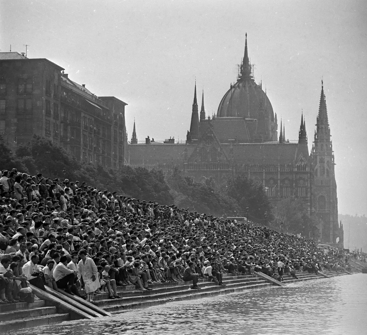 1965: augusztus 20-i vízi és légiparádé, háttérben az Országház.