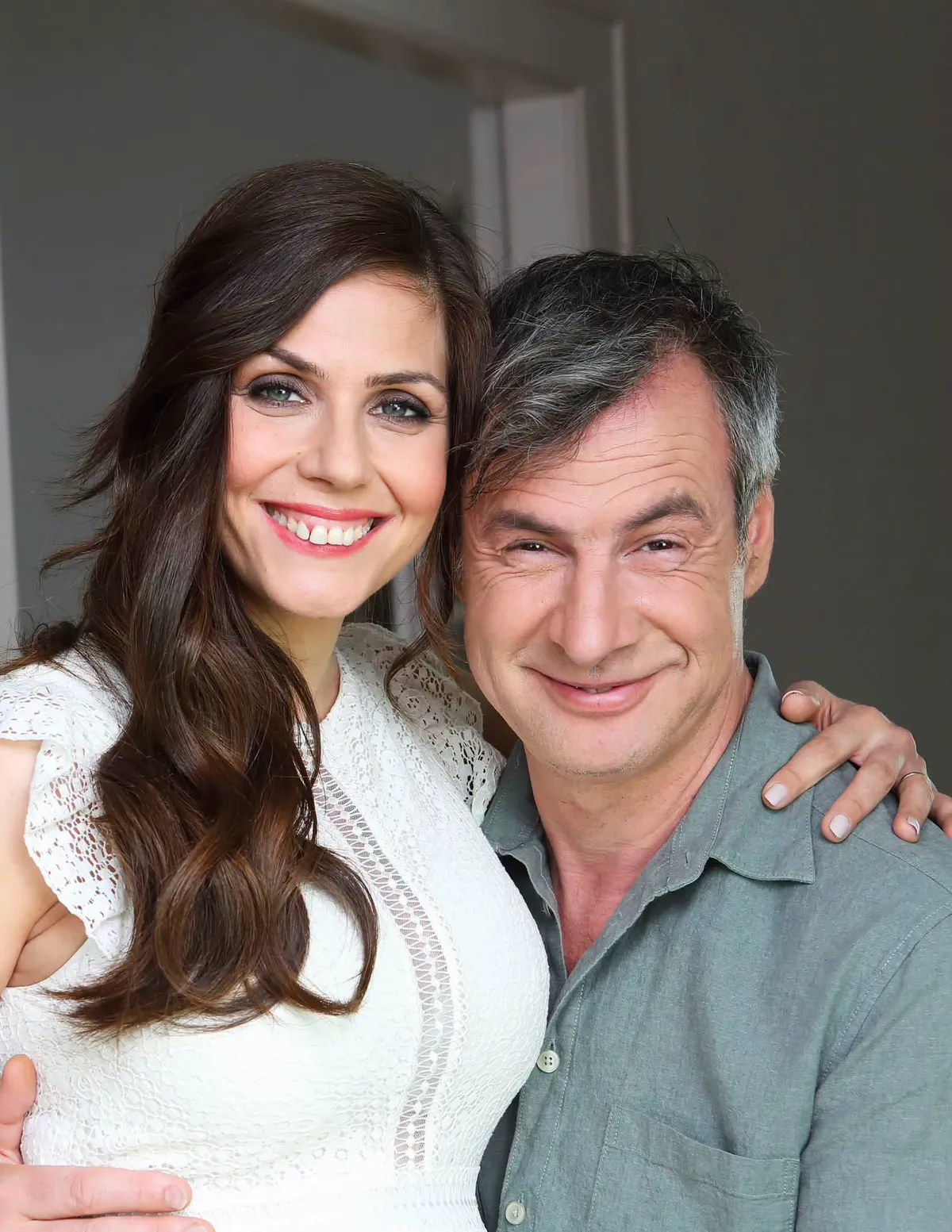 Pindroch Csaba átkarolja feleségét, Lindát.