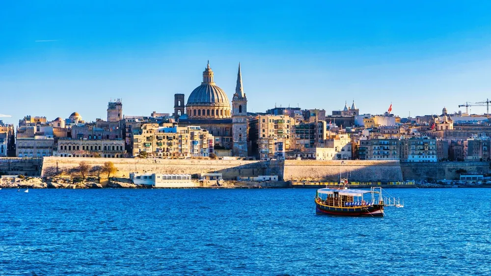 Valletta panorámája tengerrel és épületekkel