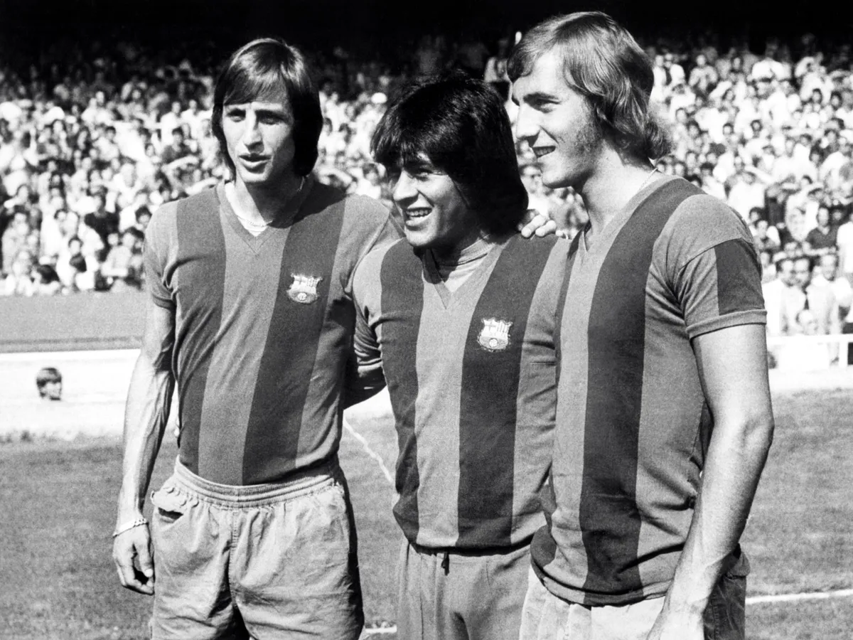TO GO WITH AFP STORY (FILE) Footballers Johan Cruyff (L), Hugo Sotil (C) and Johan Neeskens, of the Spanish team Barcelona, pose on August 1, 1974 before a match at Nou Camp stadium in Barcelona. Spain and Holland, who will meet on July 11, 2010 in the World Cup final in South Africa, can both thank one man for inspiring their soccer style - Johan Cruyff. Cruyff was in the Dutch side which lost the 1974 final to Germany, but his influence can be seen today on the Spanish just as much as on his own countrymen, thanks to his spell at Barcelona.  AFP PHOTO/STF (Photo by AFP FILES / AFP)