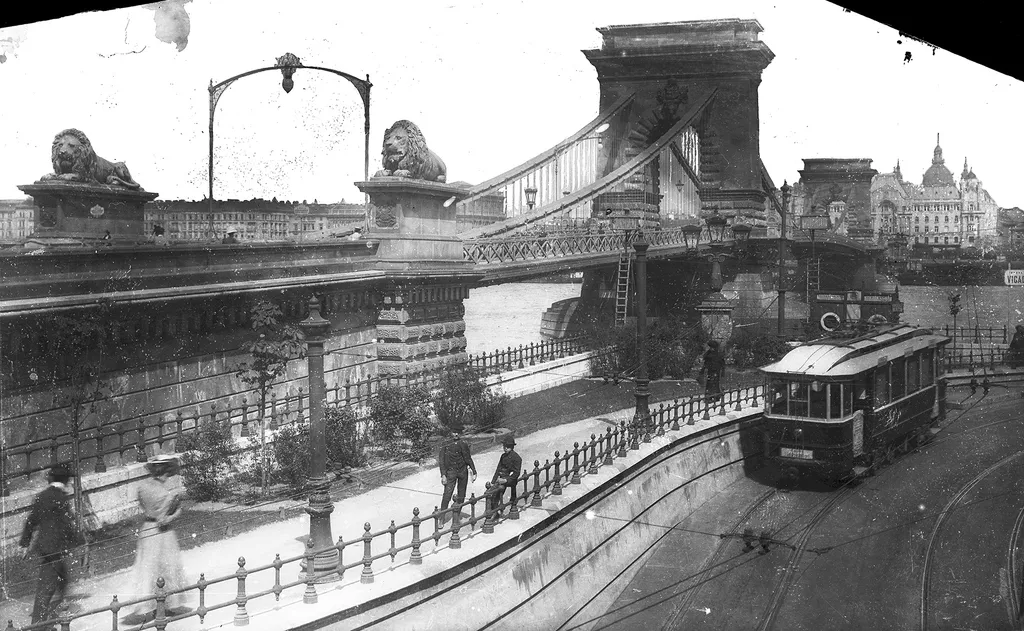 A kivitelezést Adam Clark irányította, az ő nevét őrzi a budai Clark Ádám tér is.