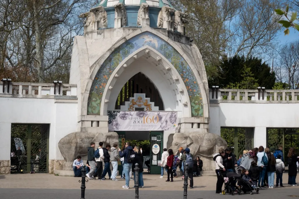160 éves lett a Fővárosi Állat- és Növénykert The main entrance gate of the Budapest Zoo and Botanical Garden (Fovarosi Allat- es Novenykert) is seen near City Park (Varosliget) in Budapest, Hungary, on April 10, 2026. (Photo by Mateusz Wlodarczyk/NurPhoto) (Photo by Mateusz Wlodarczyk / NurPhoto via AFP)
