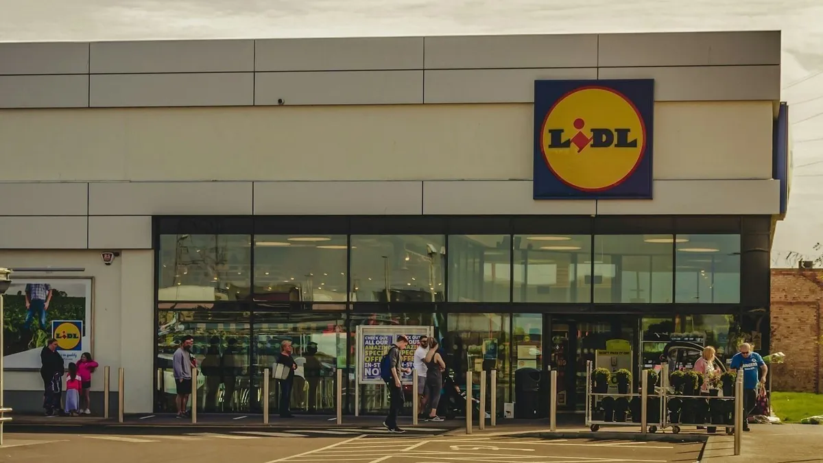 A Gazdasági Versenyhivatal 48 millió forintra büntette a Lidlt a megtévesztő árkommunikáció miatt. A cég elismerte a jogsértést és változtatást vállalt.