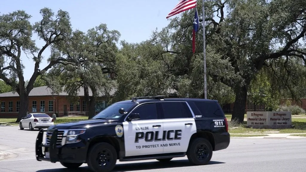 gázolás, Uvalde police car drives past flags at half mast following yesterdays Robb Elemntary Shooitng on May 25, 2022 in Uvalde, Texas, USA. On Tuesday, Salvador Ramos reportedly killed 19 students and 2 teachers in a mass shooting before being being shot dead by law enforcement officers at the Robb Elementary School. The school shooting is one of deadliest in the US history since 1999 Columbine massacre in Colorado and according to sources the 27th mass shooting this year. (Photo by John Lamparski/NurPhoto) (Photo by John Lamparski / NurPhoto via AFP)