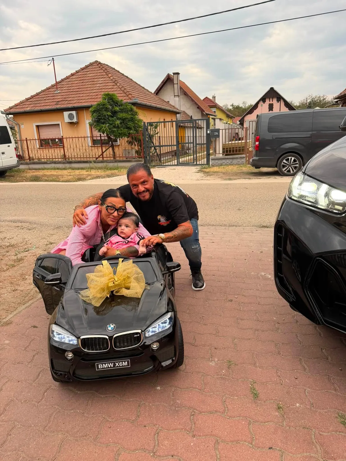 Emilio és Tina egy kisautóval lepték meg az unokájukat.