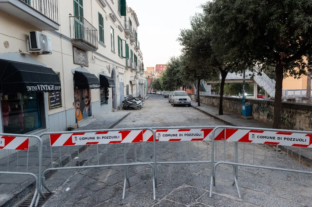 POZZUOLI, ITALY - AUGUST 1: A closed street is seen after some bricks felt on a car after an earthquake in the Campi Flegrei (Phlegraean Fields) volcanic region in Pozzuoli on August 1, 2026. An earthquake measuring 4.7 on the Richter scale – the strongest in the last 40 years – was felt on 31 July 2026. There were over 30 aftershocks, which were felt in Naples, the Gulf of Naples, Ischia and Procida. Twenty-one people injured, two of whom were in a critical condition. Eliano Imperato / Anadolu (Photo by Eliano Imperato / Anadolu via AFP), Nápoly, Olaszország, földrengés
