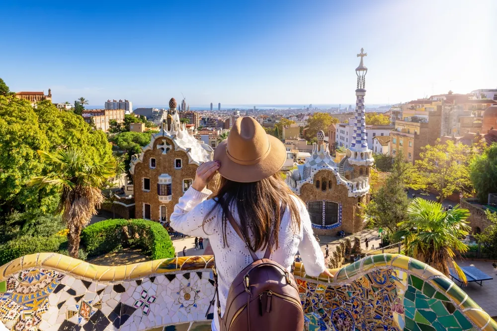Turista hölgy gyönyörködik a spanyol panorámában - bírság is lehet a vége, ha 5 dolgot elkövetünk