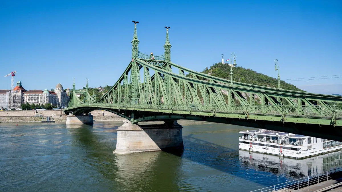 Feljelentést tett a főváros a Szabadság híd Szent Koronáját rángató fiatalok ügyében (Fotó: BKK)