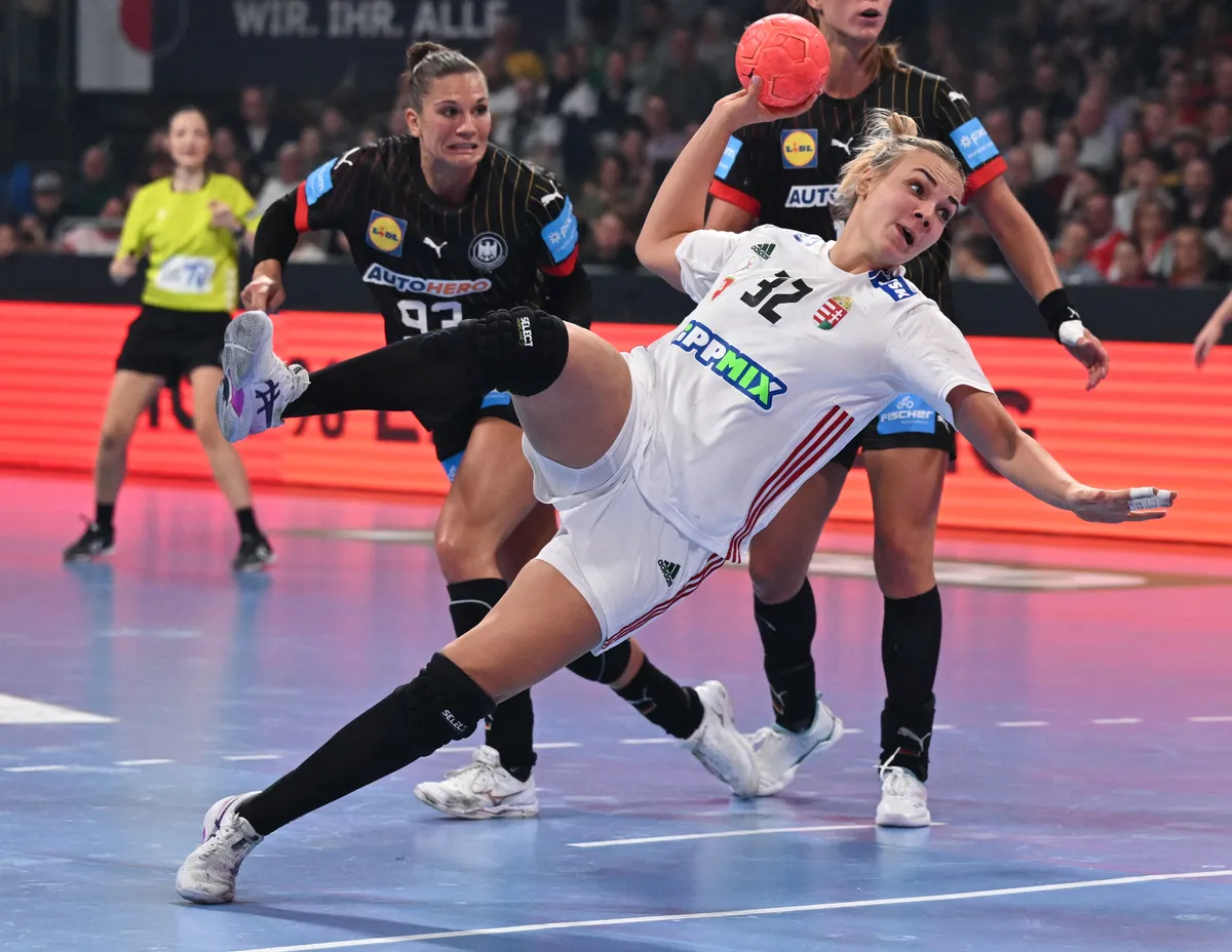 Anya öröm elé néz Pásztor Noémi