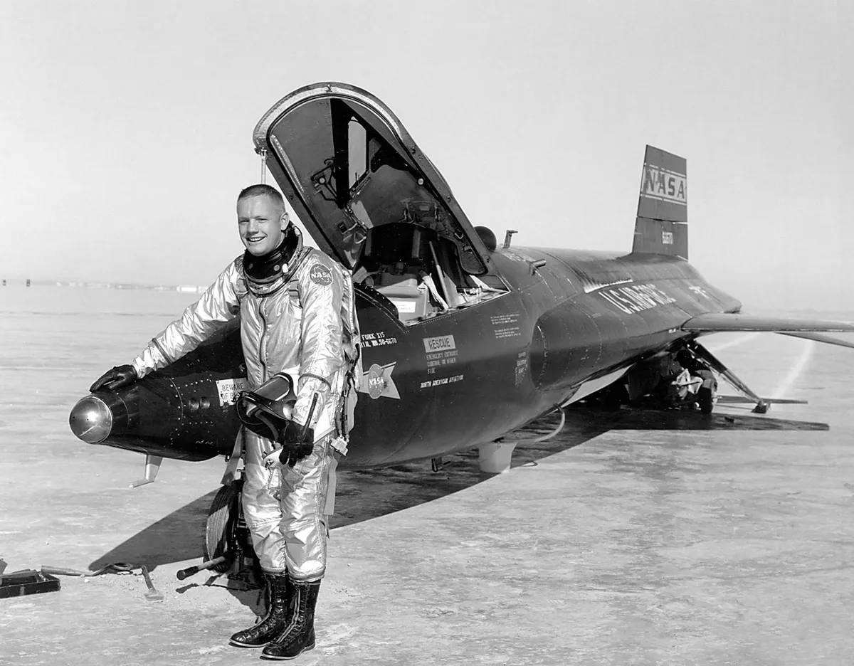 Neil Armstrong egy teszterülés után áll a repülő előtt