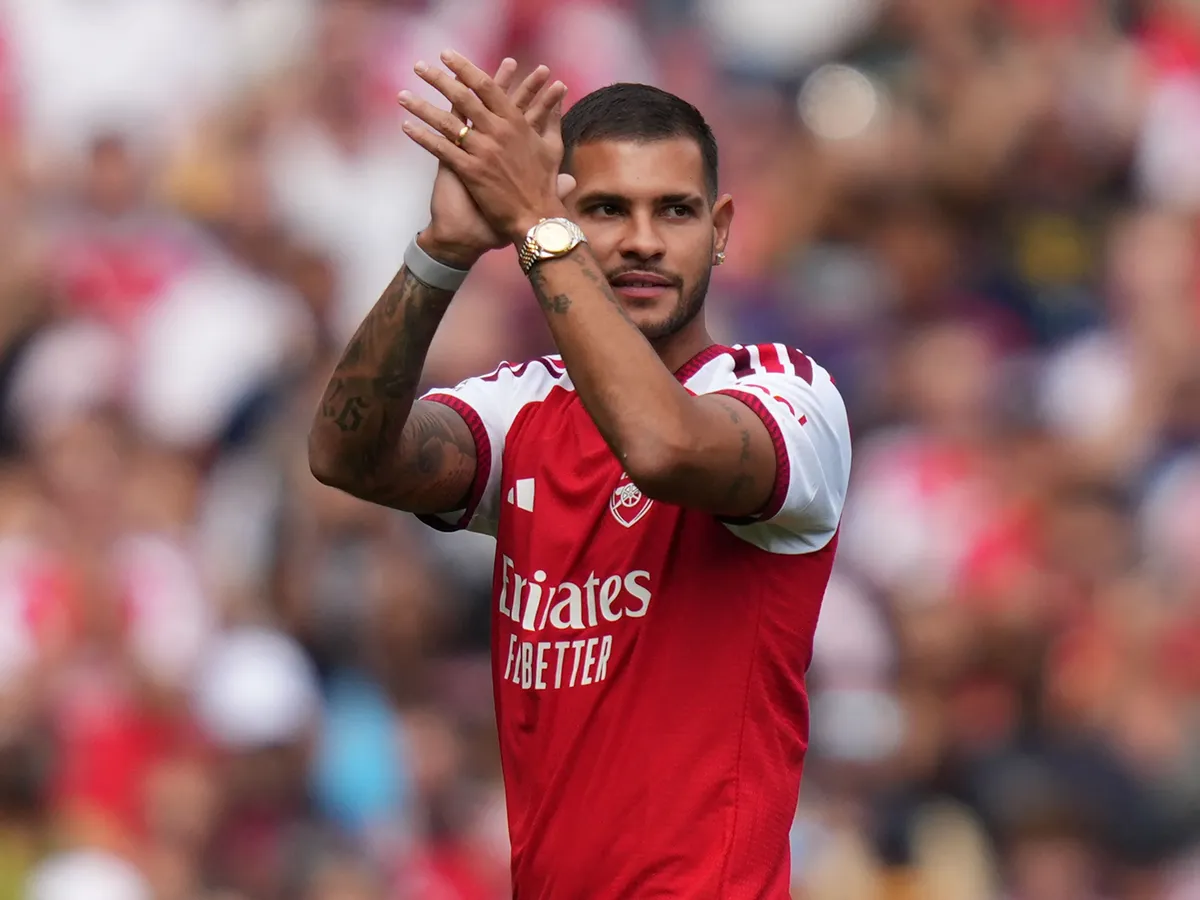 Arsenal's Brazilian midfielder #39 Bruno Guimarães applauds as he is introduced to the fans ahead of the pre-season friendly football match between Arsenal and Borussia Dortmund at the Emirates Stadium in London on August 9, 2026. (Photo by CARLOS JASSO / AFP)