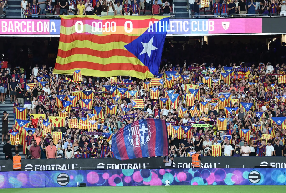 A Barcelona szurkolói katalán zászlókat lengettek