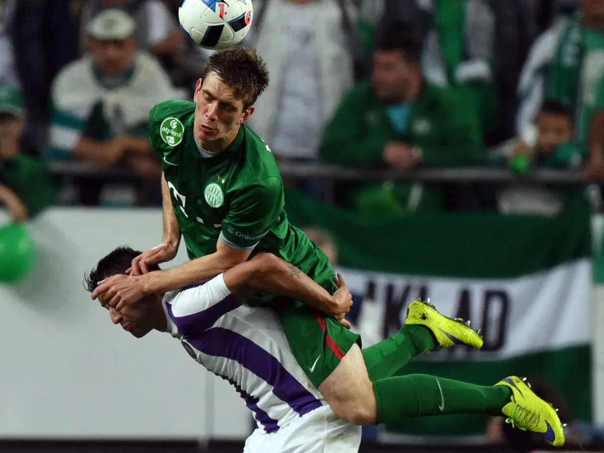Michal Nalepa (R) of TC Frerencvaros fights with Laszlo Lencses (L) of FC Ujpest during their derby Hungarian Cup final in Groupama Arena in Budapest on May 7, 2016. (Photo by ATTILA KISBENEDEK / AFP)