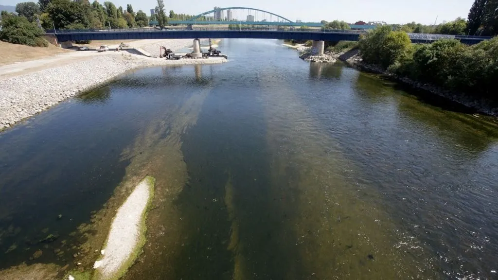 Száva, hajóroncs, ZAGREB, CROATIA - AUGUST 17: A view of Sava river after water level decreased due to high temperature and drought in Zagreb, Croatia on August 17, 2022. Stipe Majic / Anadolu Agency (Photo by Stipe Majic / ANADOLU AGENCY / Anadolu via AFP)