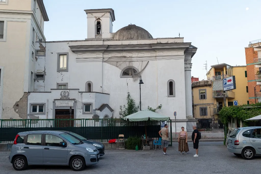 POZZUOLI, ITALY - AUGUST 1: This picture shows the San Marco church damaged after an earthquake in the Campi Flegrei (Phlegraean Fields) volcanic region in Pozzuoli on August 1, 2026. An earthquake measuring 4.7 on the Richter scale – the strongest in the last 40 years – was felt on 31 July 2026. There were over 30 aftershocks, which were felt in Naples, the Gulf of Naples, Ischia and Procida. Twenty-one people injured, two of whom were in a critical condition. Eliano Imperato / Anadolu (Photo by Eliano Imperato / Anadolu via AFP), Nápoly, Olaszország, földrengés