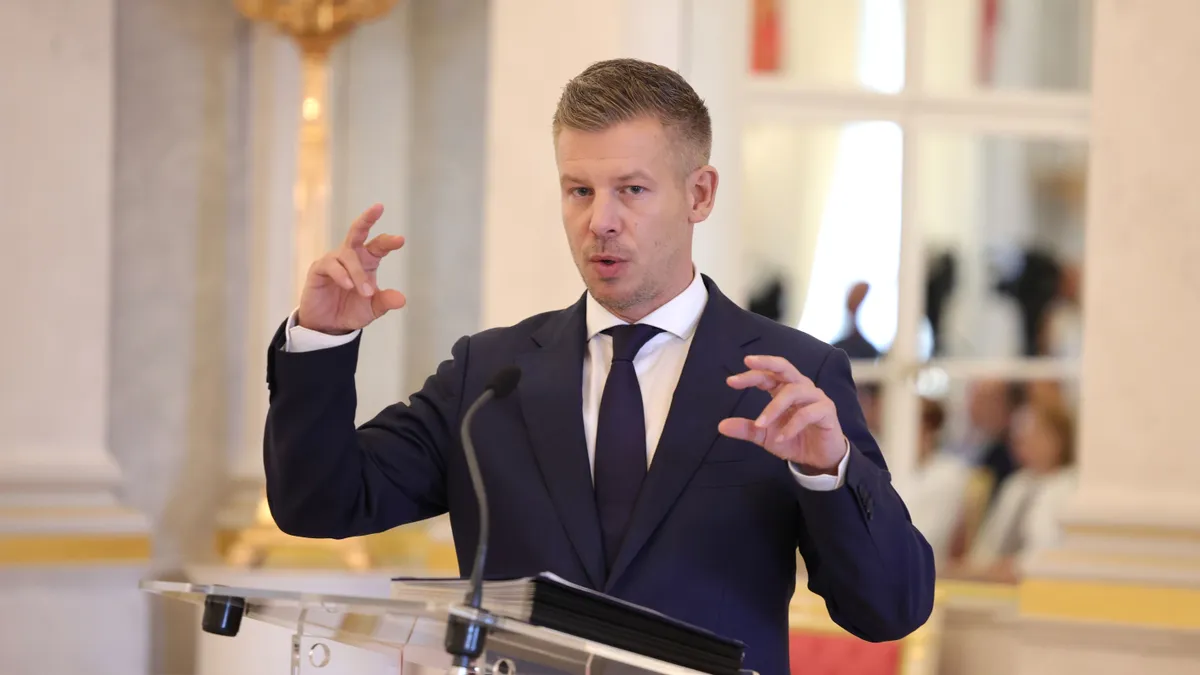 „Küldjed ki, most azonnal!” — ismét bekapcsolva maradt Magyar Péter mikrofonja