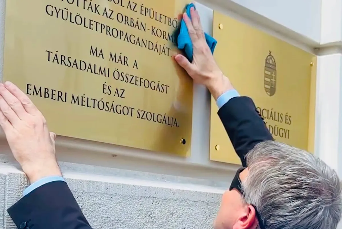 Így avatta fel korábban Kátai-Németh Vilmos a szociális minisztérium épületére kihelyezett táblát (Forrás: Facebook/Kátai-Németh Vilmos)