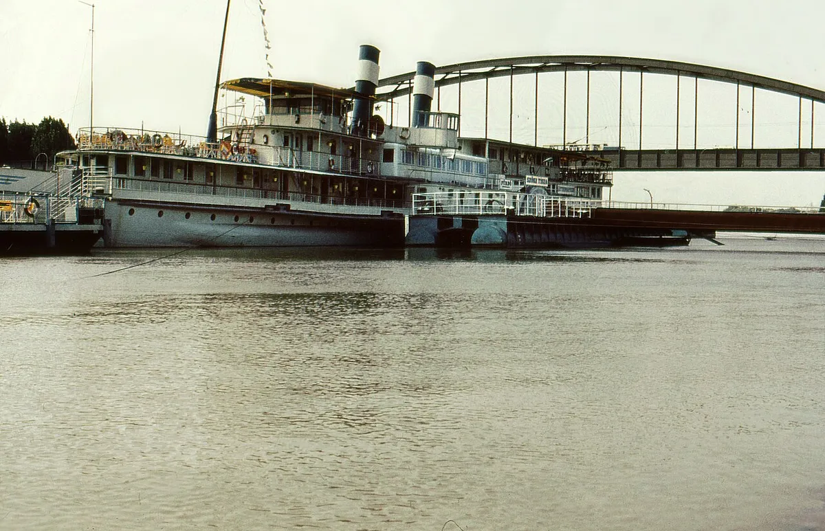 (A képen a Szőke Tisza az 1980-as évkben, Szegeden, a gőzös állóhajóként teljesített bárszolgálatot) 