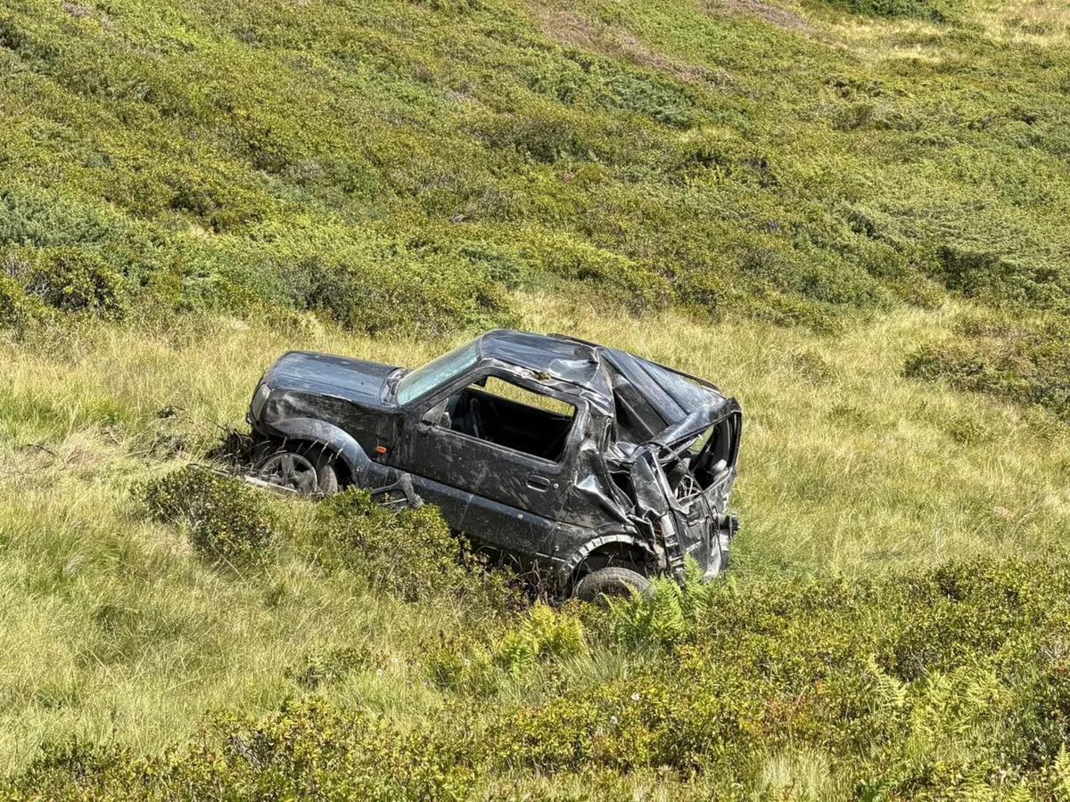 A hegyi legelőn leparkolt Suzuki Jimny-be egy ló rúgott akkorát, hogy az elszabadult.