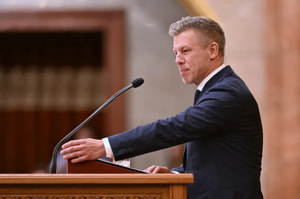 Magyar Péter kormányfő aláírta a rendeletet a külpolitikai irányelvekről, amelyet a magyar küldöttség az ENSZ 81.ülésszakán képvisel Fotó: BALINT SZENTGALLAY / NurPhoto