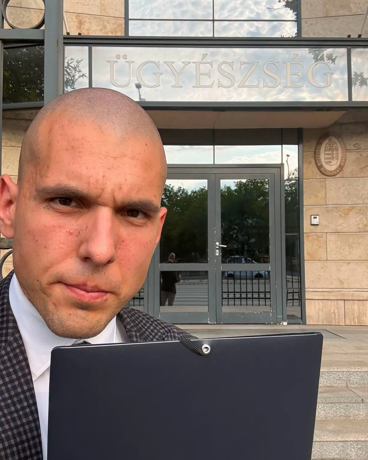 Filep Dávid: Kezemben a bizonyítékokkal hamarosan bemegyek a Központi Nyomozó Főügyészség épületébe, hogy feljelentést tegyek Magyar Péter ellen (Fotó: Facebook/Filep Dávid)