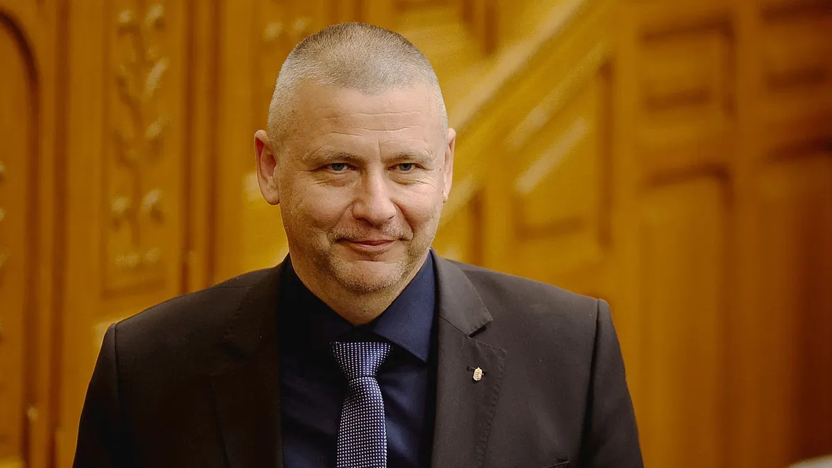 A honvédelmi miniszter elismerte, hogy nem használta a biztonsági övet. Ruszin-Szendi Romulusz megkapta a határozatot, majd befizette a bírságot.