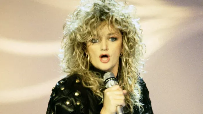 Megrázó képek Bonnie Tyler búcsúztatásáról: százak álltak sorfalat a koporsójának