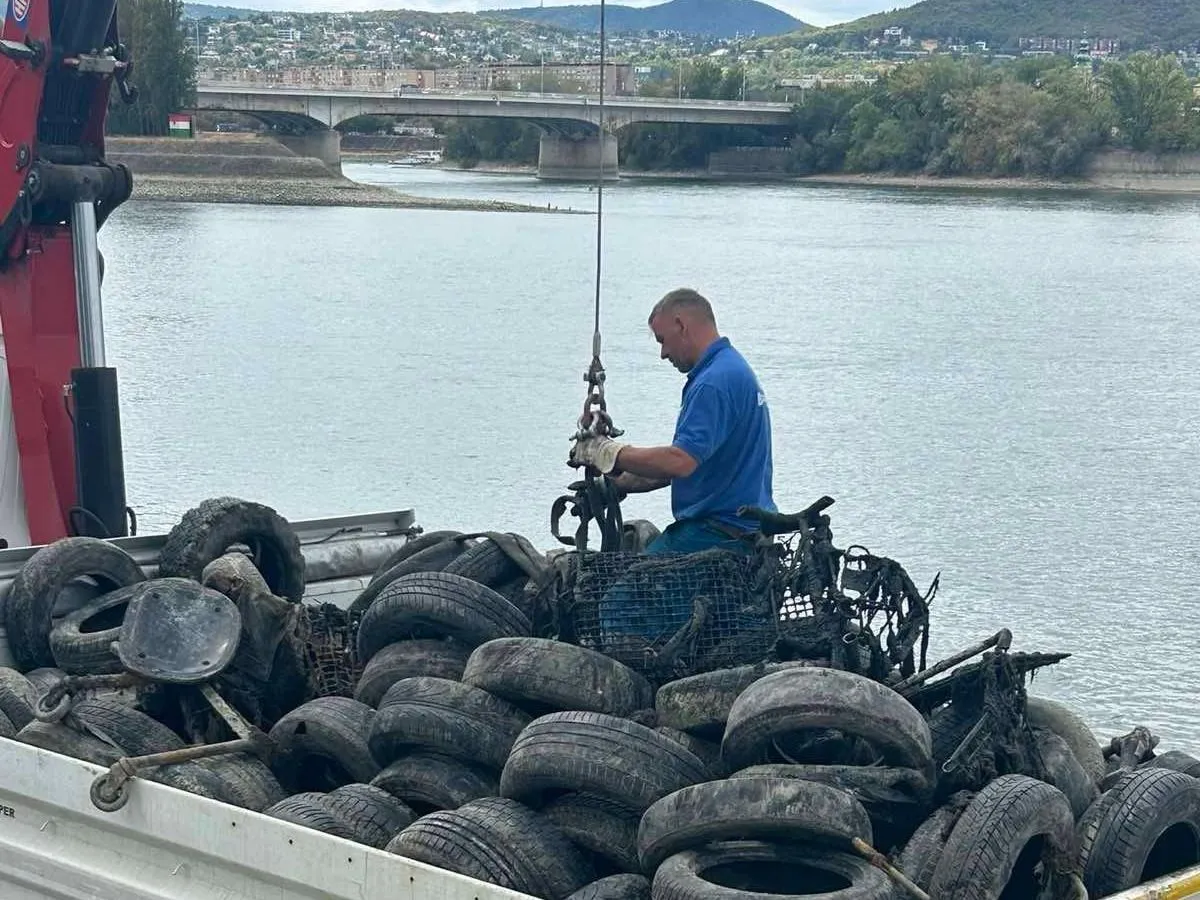 135 autógumit és 500 kilogramm vashulladékot szedtek ki a Dunából Budapestnél, Duna