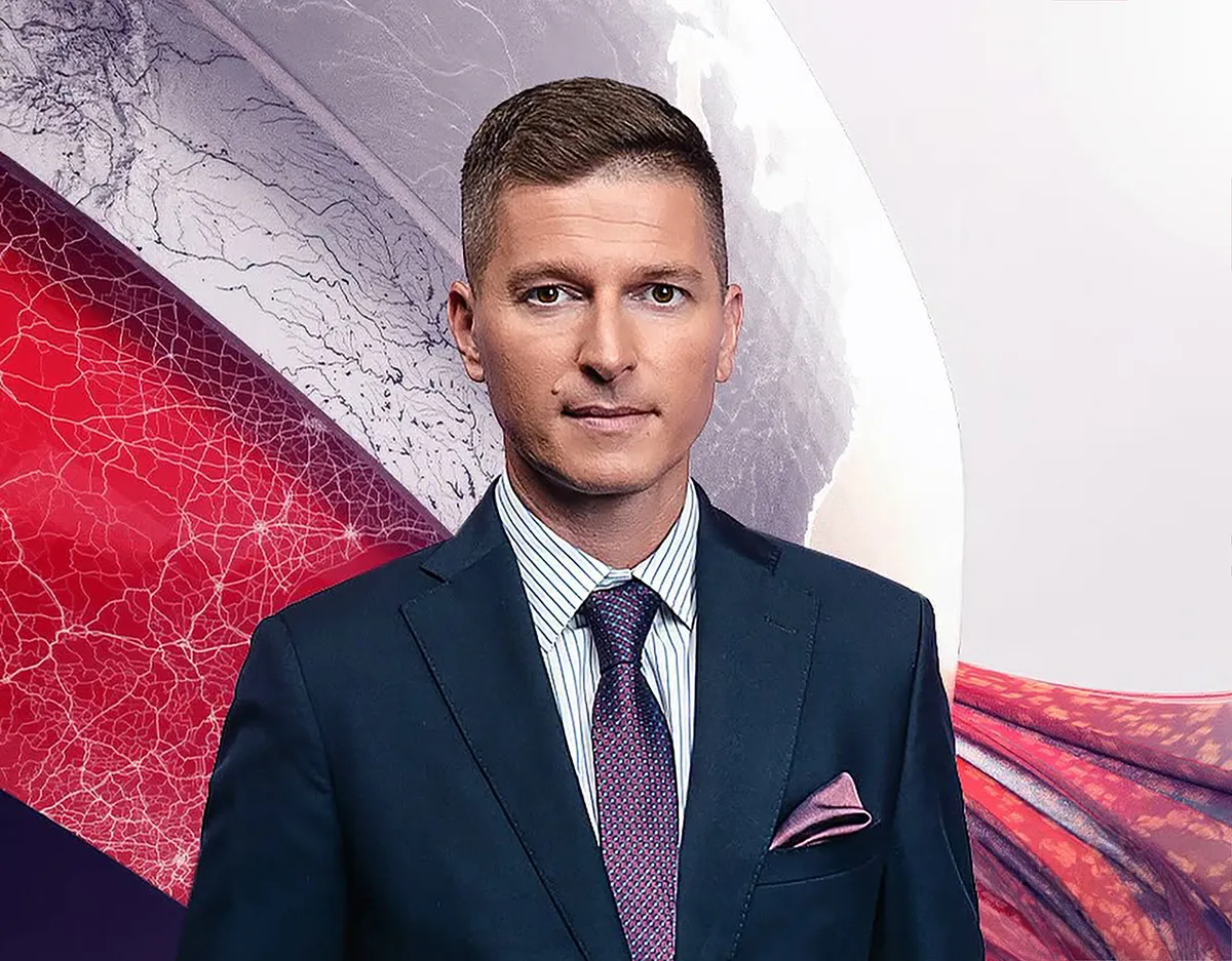 Fenyvesi Zoltán öltönyben néz a kamerába a TV2 híradózás első napján.