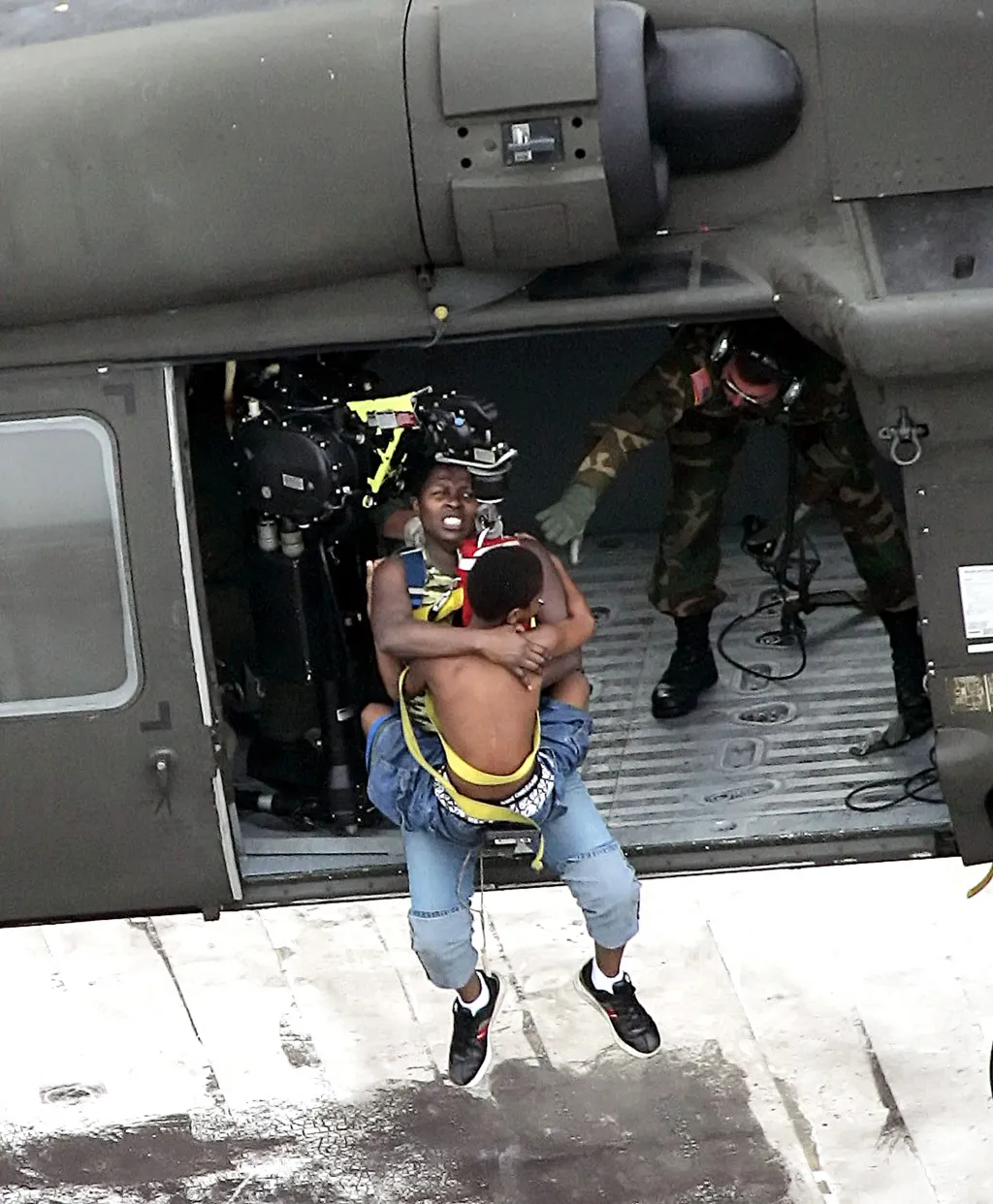 Katrina hurrikán, Katrinahurrikán, New Orleans, 2005, Katrina hurrikán 2005,
A family is rescued by helicopter from a rooftop 01 September, 2005. Floodwaters from Hurricane Katrina starnded thousands of New Orleans residents. Stretched relief services fla
