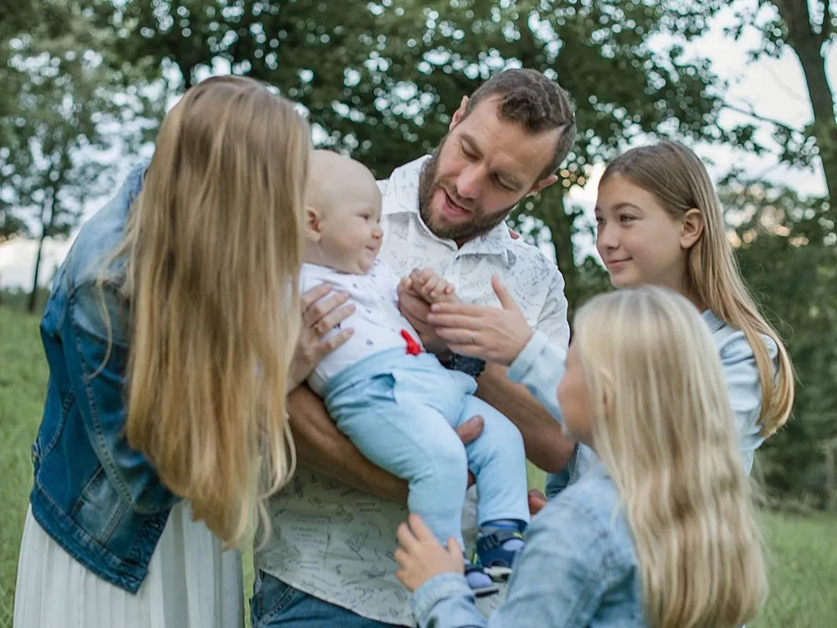 Az iskolakezdési támogatás első 50 ezer forintos részletét augusztus 24-én fizetik ki a családoknak, a családi pótlék is ekkor érkezik.