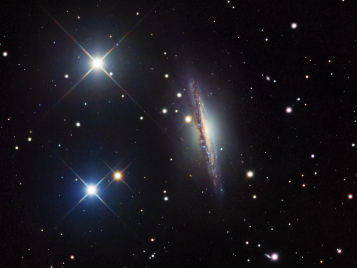 Sötét anyag kutatása egy csillagokkal körülvett, éléről látszó galaxis megfigyelésével
