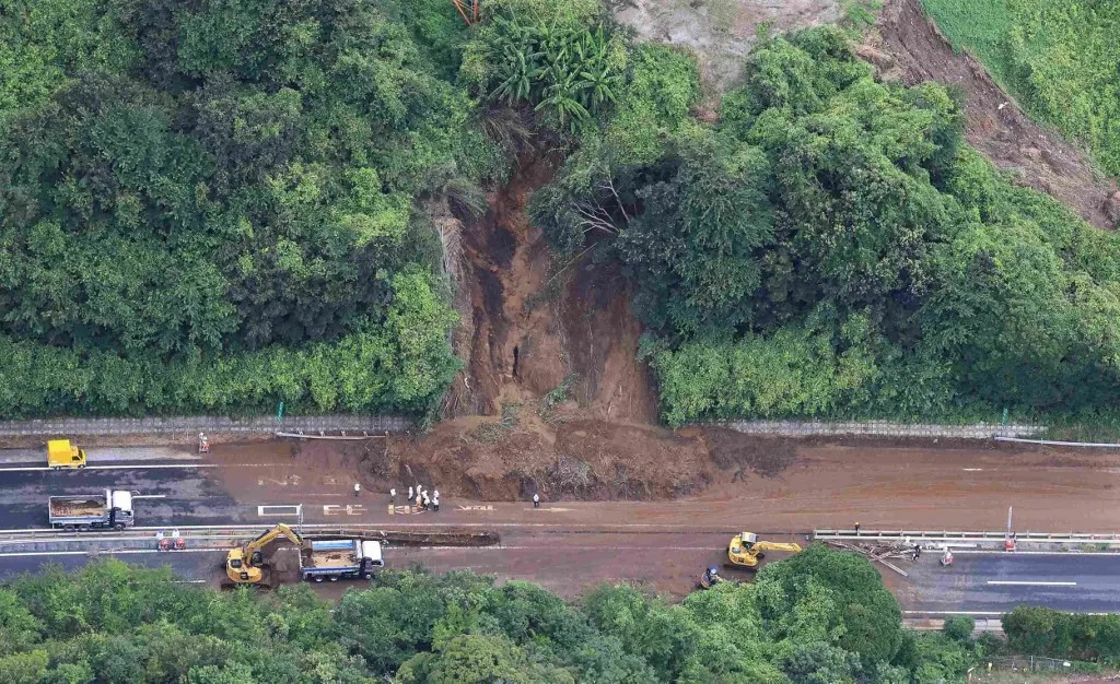 Leomlott egy partoldal a heves esőzések következtében Togane városába The Chiba-Togane Road operated by East Nippon Expressway Company remains closed after a slope collapse caused by heavy rain on Aug. 13th in Togane City, Chiba Prefecture, Japan on August 15, 2026. Linear rainbands brought torrential rain to Chiba Prefecture, causing widespread flooding and landslides. At least eight people were killed by the torrential rain. ( The Yomiuri Shimbun ) (Photo by Masanori Genko / The Yomiuri Shimbun via AFP)