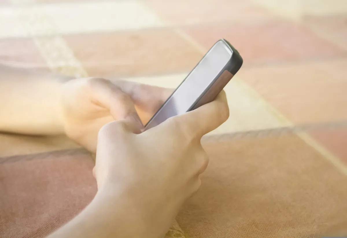 mobiltelefon, kéz, hívás, bombával fenyegetőző
