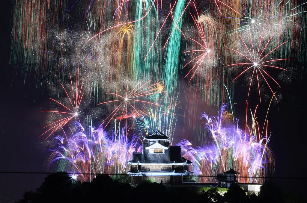 Japán – ahol a tűzijáték önálló művészeti forma: az Akita prefektúrában rendezett Omagari Fireworks Festival Japán egyik legnagyobb tűzijáték-eseménye, amely egyben országos pirotechnikai verseny is.
