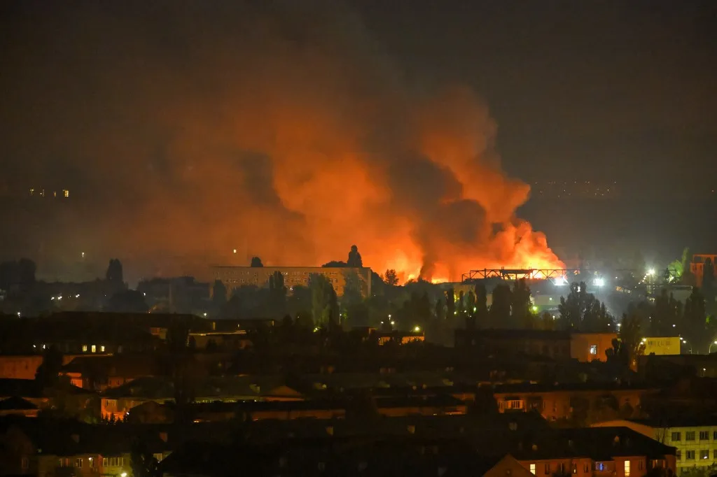 A fire breaks out following massive Russian ballistic missile strikes in the Ukrainian capital of Kyiv on August 5, 2026, amid the Russian invasion in Ukraine. Explosions rang out in Kyiv shortly after midnight local time on August 5, AFP reporters said, after the Ukrainian air force reported the approach of several ballistic missiles. Kyiv Mayor Vitali Klitschko said a fire broke out in a 20-storey residential building, with the cause "likely a missile strike". Warehouses were also hit, he added. (Photo by Evgen KOTENKO / AFP), Kijev