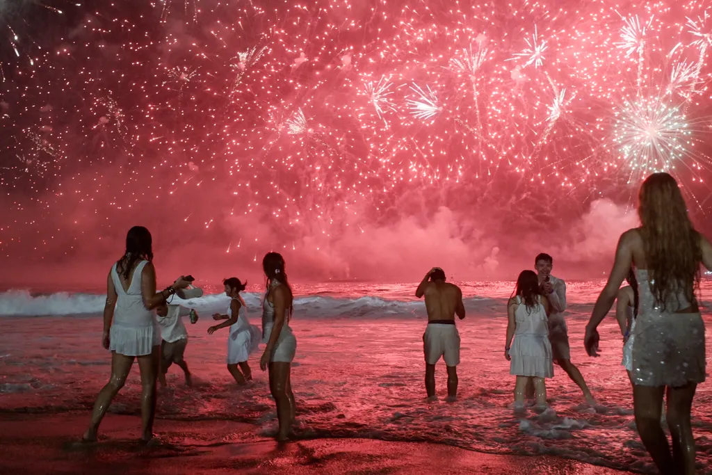 Rio de Janeiro – tűzijáték a Copacabana felett: a híres szilveszteri ünnepségen 2026-ban 19 uszályról lőtték a tűzijátékot, a show pedig 12 percig tartott. A parton több mint 2,6 millió ember nézte a látványosságot.