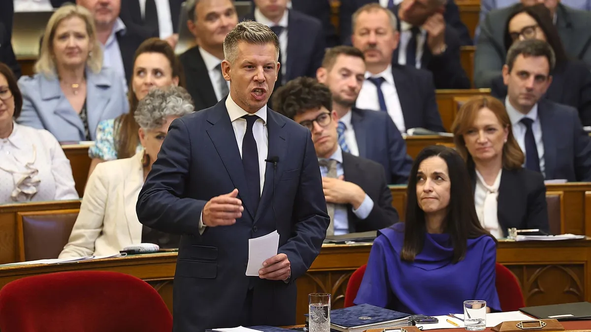Orbán Anita a szlovák miniszterelnök-helyettessel egyeztetett a súlyos vízhiány miatt (A képen Magyar Péter miniszterelnök a parlamentben, mellette Orbán Anita miniszterelnök-helyettes)