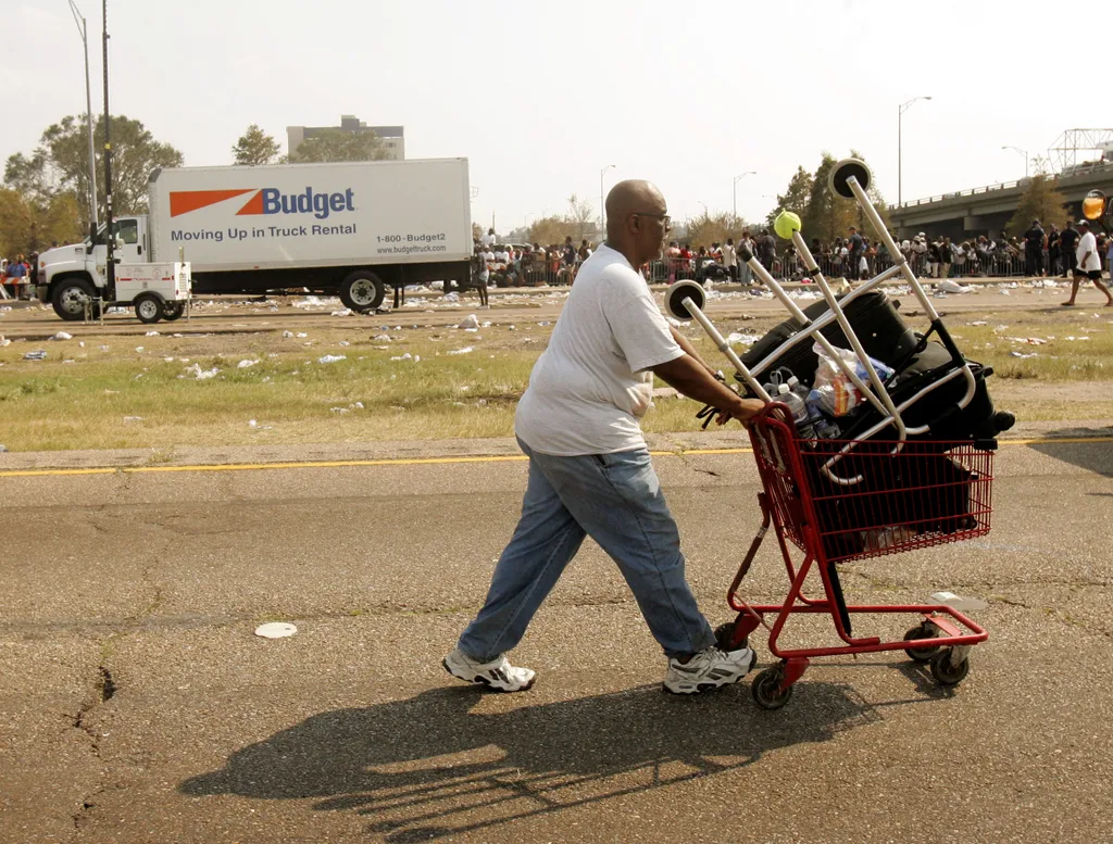 Katrina hurrikán, Katrinahurrikán, New Orleans, 2005, Katrina hurrikán 2005,
A man walks with his belongings near the Superdome in the aftermath of Hurricane Katrina 02 September 2005 in New Orleans, Louisiana.  Addressing criticism that initial relief ef