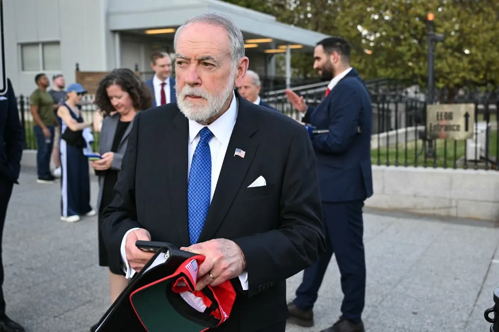 US ambassador to Israel Mike Huckabee departs after a meeting with US President Donald Trump, Lebanon Ambassador to the US and Israel Ambassador to the US, at the White House in Washington, DC on April 23, 2026. US President Donald Trump met Lebanese and Israeli envoys at a new round of peace talks Thursday, with Beirut seeking a one-month extension of a shaky ceasefire set to expire. (Photo by Mandel NGAN / AFP), palesztin