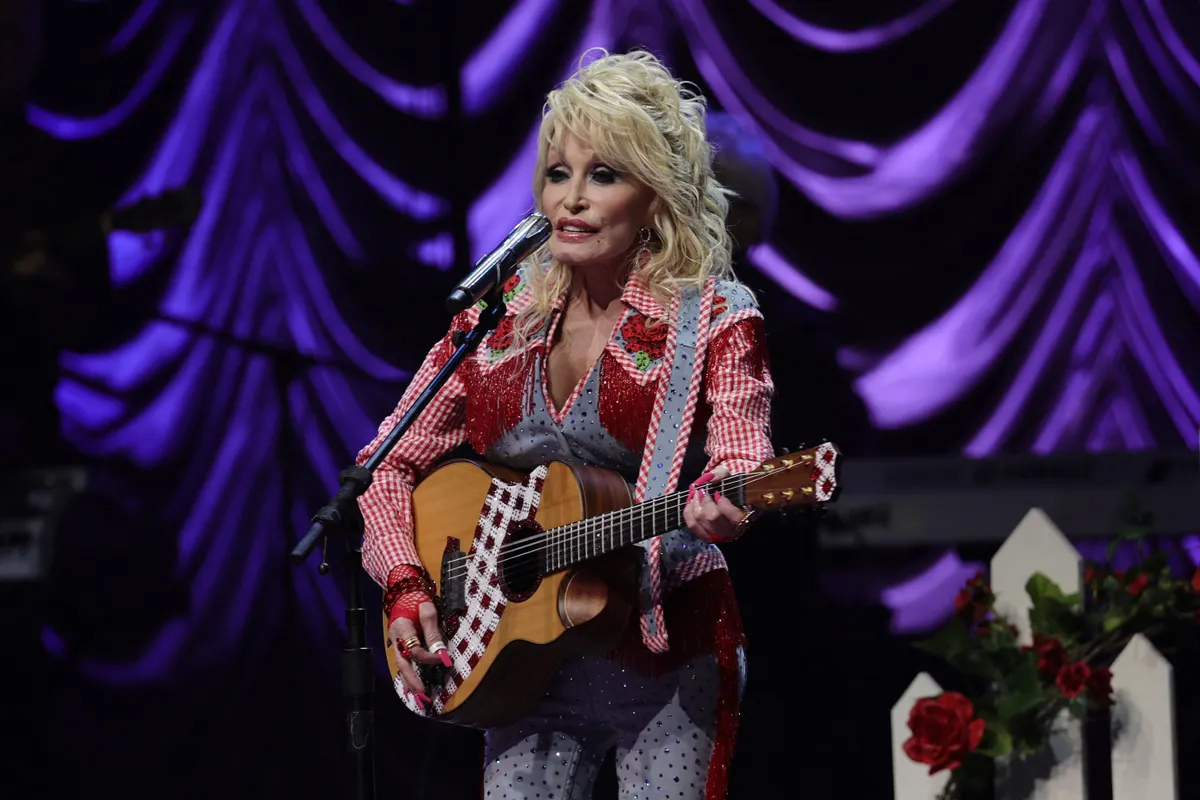 Dolly Parton, DollyParton,AUSTIN, TEXAS - MARCH 18: Dolly Parton performs on stage at ACL Live during Blockchain Creative Labs Dollyverse event at SXSW during the 2022 SXSW Conference and Festivals on March 18, 2022 in Austin, Texas. Michael Loccisano/Getty Images for SXSW/AFP (Photo by Michael loccisano / GETTY IMAGES NORTH AMERICA / Getty Images via AFP)