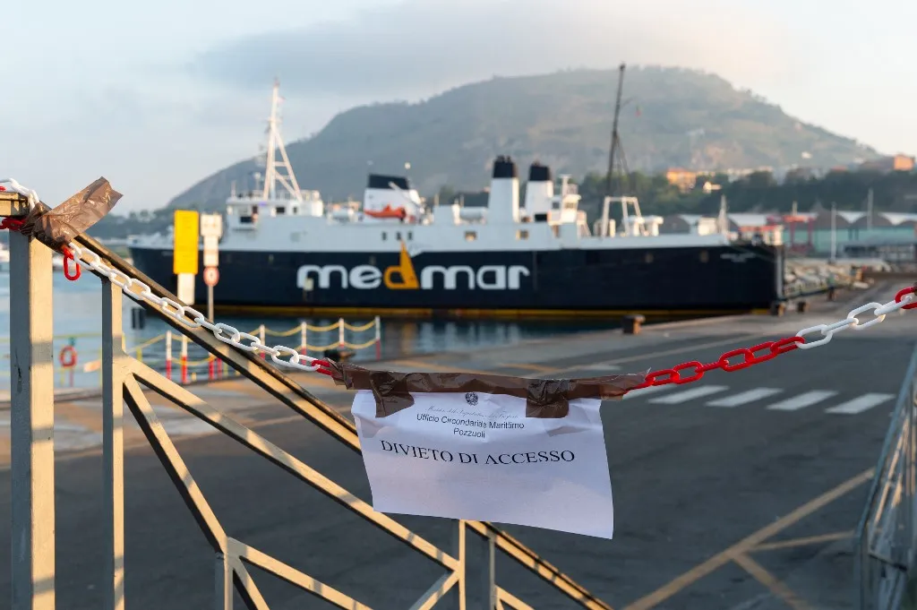 POZZUOLI, ITALY - AUGUST 1: This picture shows the port of Pozzuoli closed after an earthquake in the Campi Flegrei (Phlegraean Fields) volcanic region in Pozzuoli on August 1, 2026. An earthquake measuring 4.7 on the Richter scale – the strongest in the last 40 years – was felt on 31 July 2026. There were over 30 aftershocks, which were felt in Naples, the Gulf of Naples, Ischia and Procida. Twenty-one people injured, two of whom were in a critical condition. Eliano Imperato / Anadolu (Photo by Eliano Imperato / Anadolu via AFP), Nápoly, Olaszország, földrengés
