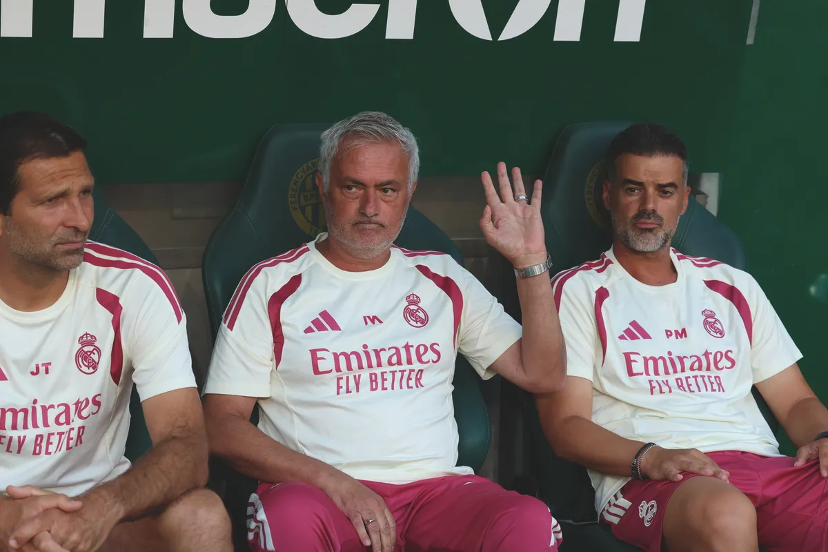 José Mourinho (középen) a Fradit dicsérte 