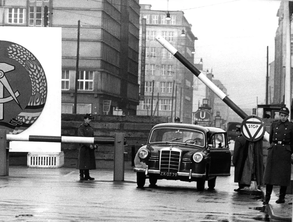 a berlini fal építése, berlinifalépítése