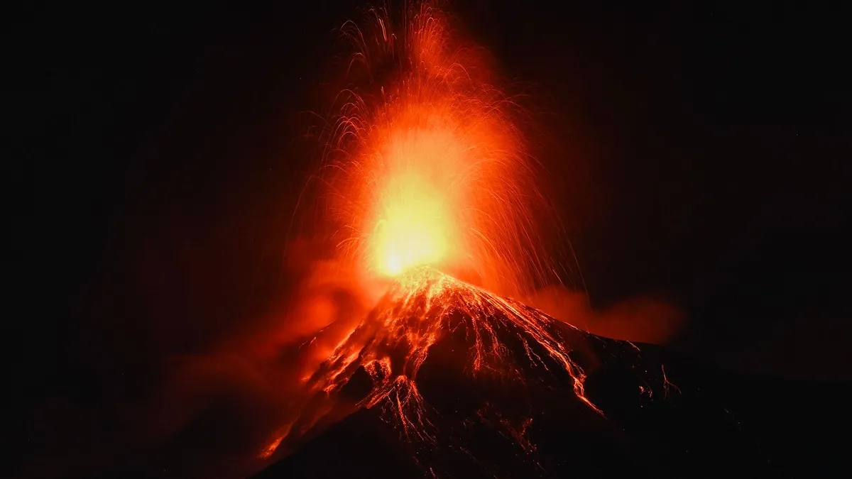 Kitört a Fuego vulkán Guatemalában, ezért 1700 embert evakuáltak. A hamuhullás 29 ezer lakost érint, három térségben vörös riasztás van.,Fuego volcano erupts in Alotenango, some 65 kilometers southwest of Guatemala City, early on August 4, 2026. Guatemalan authorities issued the country's second-highest emergency alert level on August 4 after a major eruption of Central America's most active volcano, prompting the evacuation of nearby villages. (Photo by Johan ORDONEZ / AFP)
