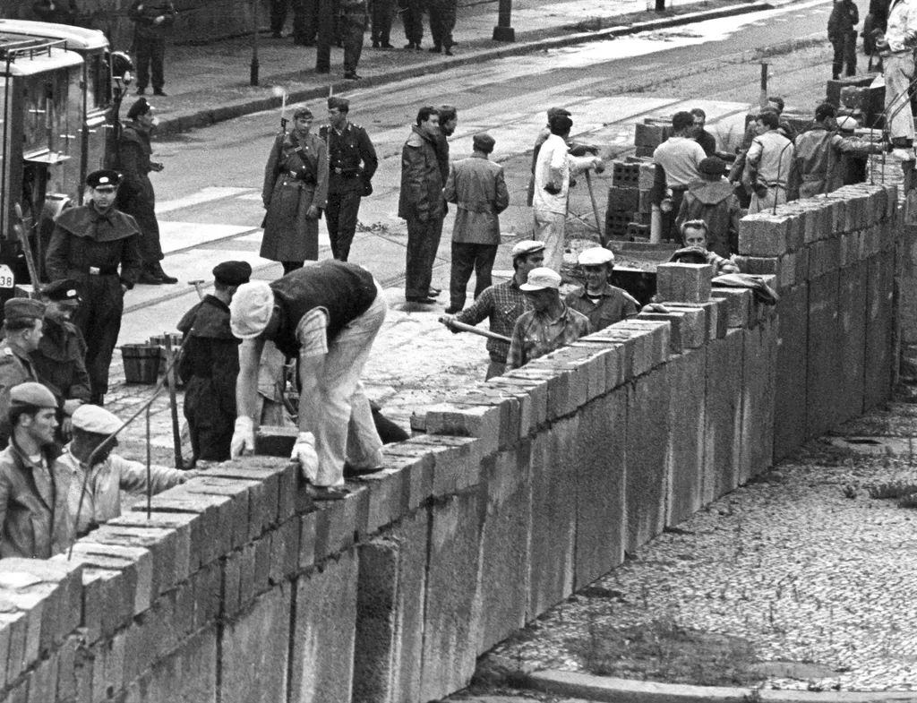 a berlini fal építése, berlinifalépítése