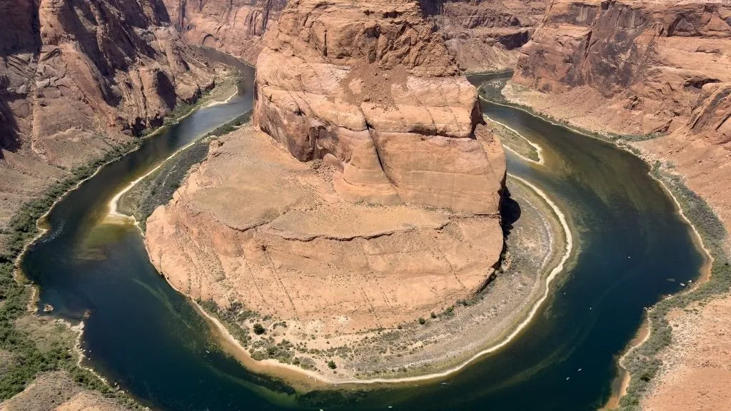 villámárvíz, Horseshoe Bend, a horseshoe-shaped incised meander of the Colorado River, is located near the town of Page, Arizona, United States. It is also referred to as the ''east rim'' of the Grand Canyon. Photographed on May 3, 2026. (Photo by Thomas O'Neill/NurPhoto) (Photo by Thomas O'Neill / NurPhoto via AFP)