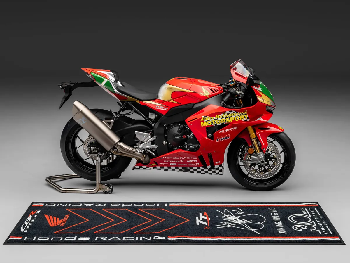 csak 15 darab készül a John McGuinness-t ünneplő Hondából, a vételár majdnem 16 millió Ft!