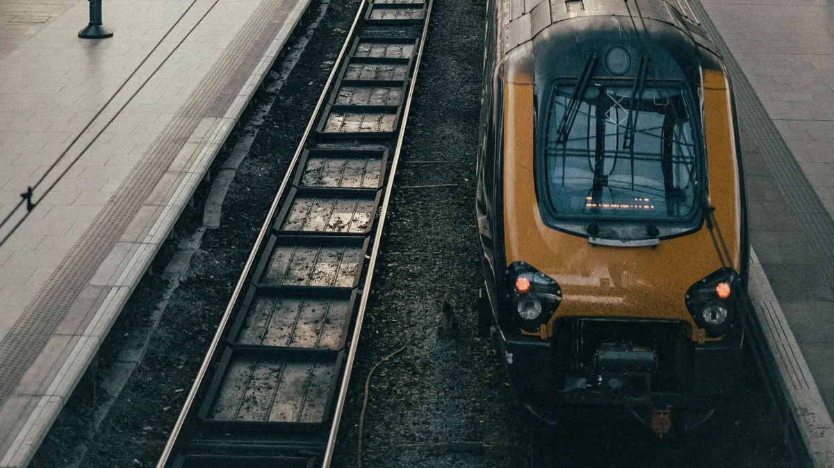 : vonaton történt rablás, késes fenyegetés, kiskorú utas, Táborfalva, rugós kés, Dabasi Rendőrkapitányság, Budakörnyéki Járásbíróság, letartóztatás A gyanú szerint a férfi a vonaton 2000 forintot és cigarettát vett el a sértettől (A kép illusztráció) Fotó: Unsplash