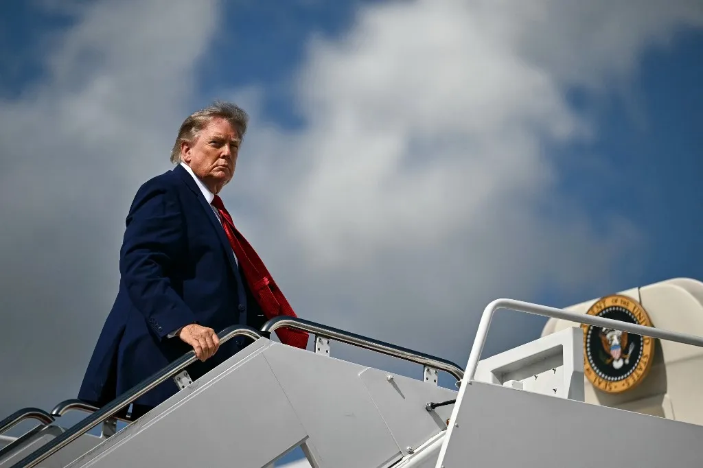 Ételszállító teherautóban vitték a géphez az amerikai elnököt Fotó: KENT NISHIMURA / AFP